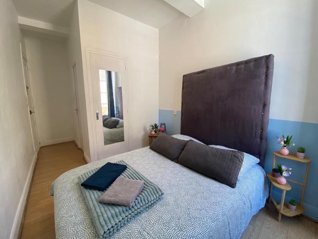 Bright Room Private Balcony & Pyrenees - 2