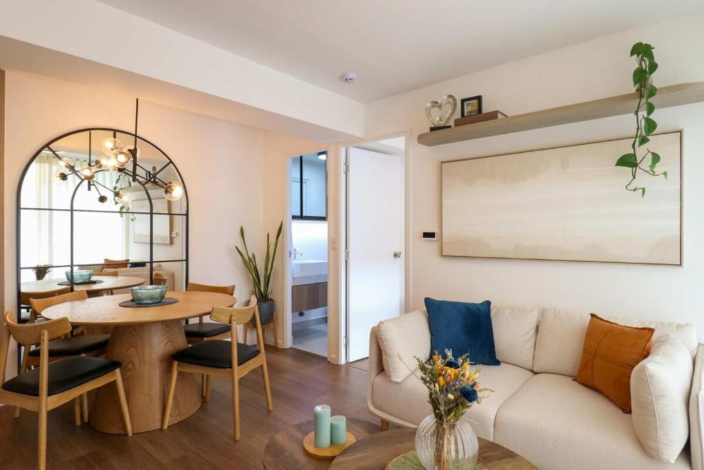 Contemporary 2BR with Balcony in Miraflores by Geko - 1