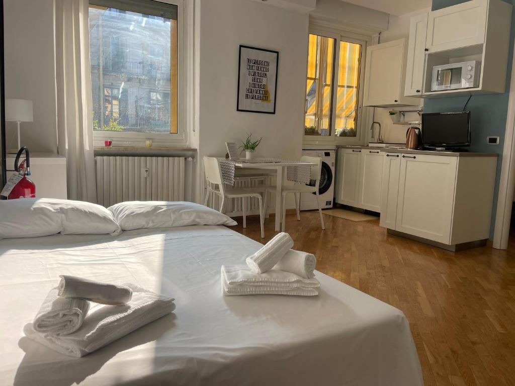 Torino Porta Nuova Cozy Balcony Apartment - 3