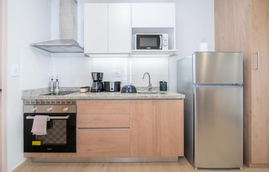 Modern Studio with Rooftop Pool City Views & WiFi - 4