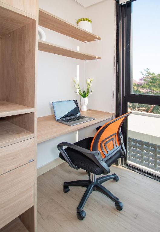 Chic Studio Near Malls with Pool and Gym - 4