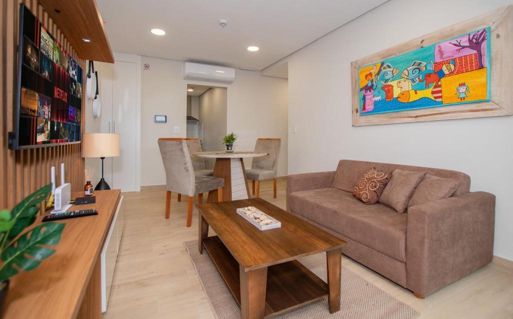 Stylish One-Bedroom Near Top Malls with Pool&Gym - 2