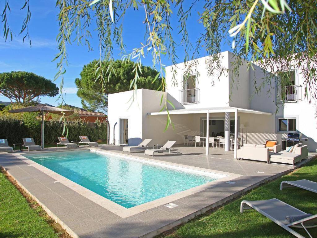 ceecfffafcbfacda - Holiday Home Villa mit 6 Schlafzimmern- privatem Pool Garten und Parkplatz - 1
