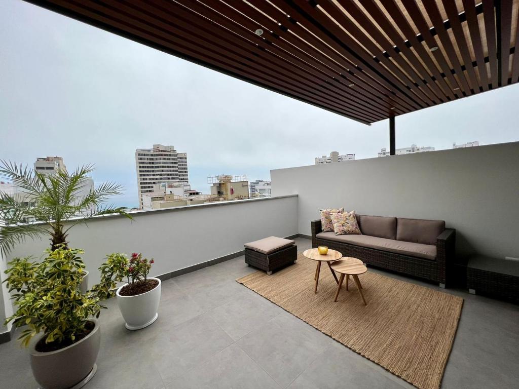 Walk to Larcomar Peaceful 7th Floor Flat AC - 3