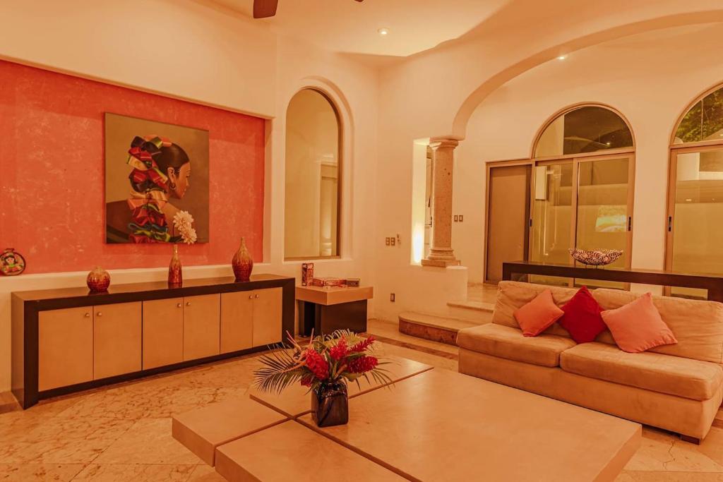 Heated Pool, Chef, Barman & Full Staff Sleeps 30 - 4