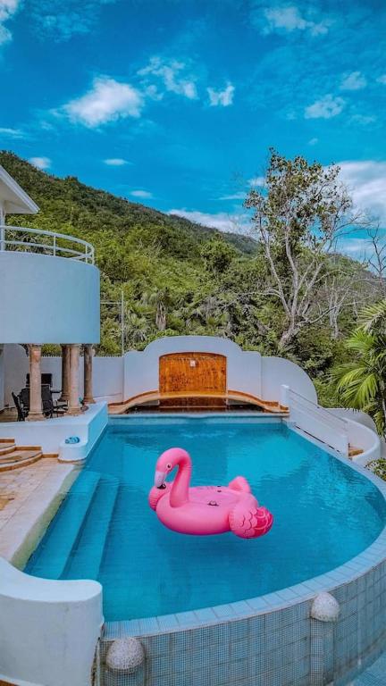 Heated Pool, Chef, Barman & Full Staff Sleeps 30 - 5