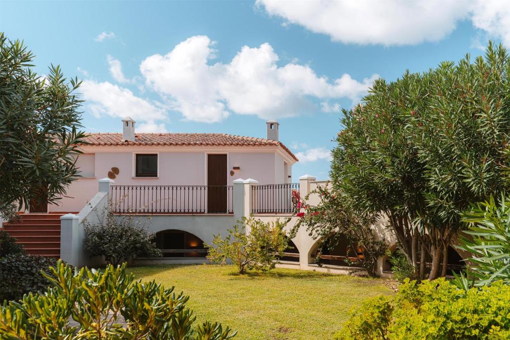 Mangia's Santa Teresa Sardinia, Curio Collection by Hilton - 4