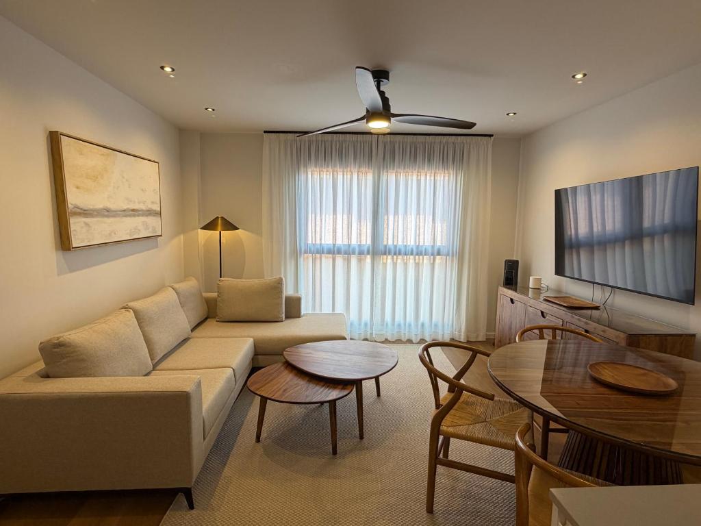 New Spacious 2BR Apartment - Las Canteras Beach - Side Sea View - 2 Bathrooms - AC - Parking - 1