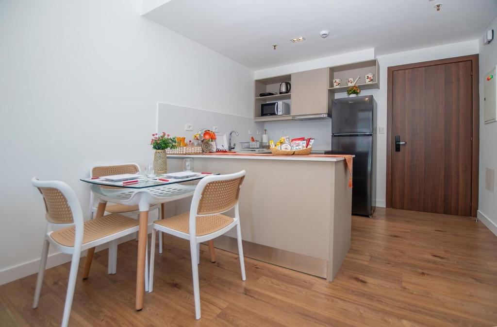 Prime Location One-Bedroom Near the Mall - 3