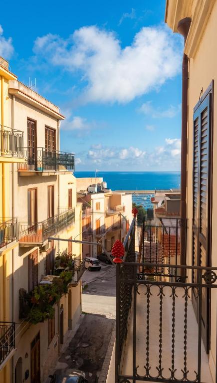 Spacious apartment with sea view in Castellammare del Golfo - 1