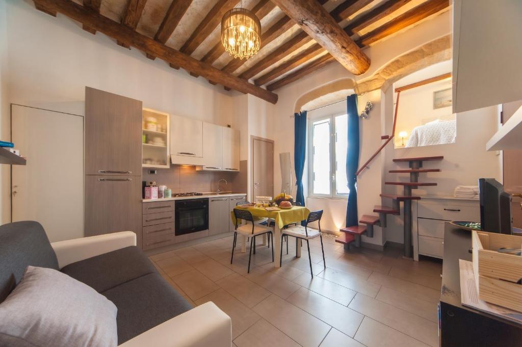 Charming Apartment in Trani with City View and Parking. - 1
