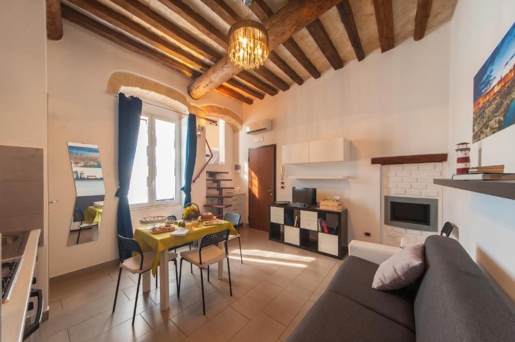 Charming Apartment in Trani with City View and Parking. - 4