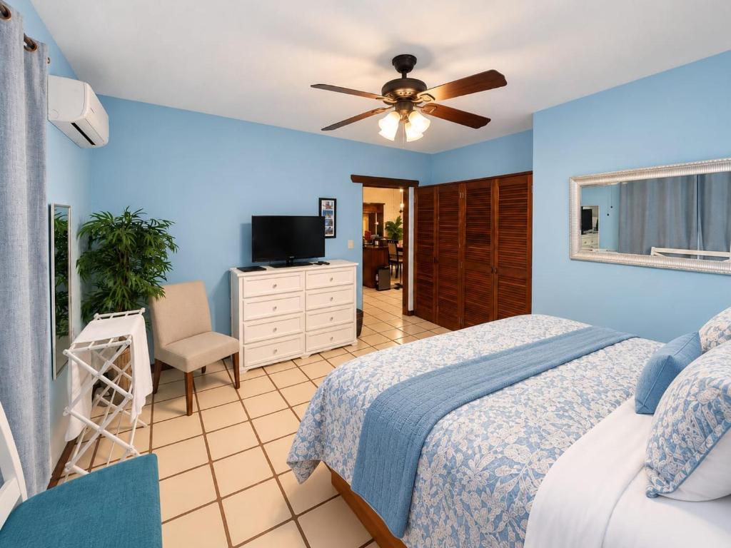 Cozy apartment w/ balcony, pool views, free Wifi - 3