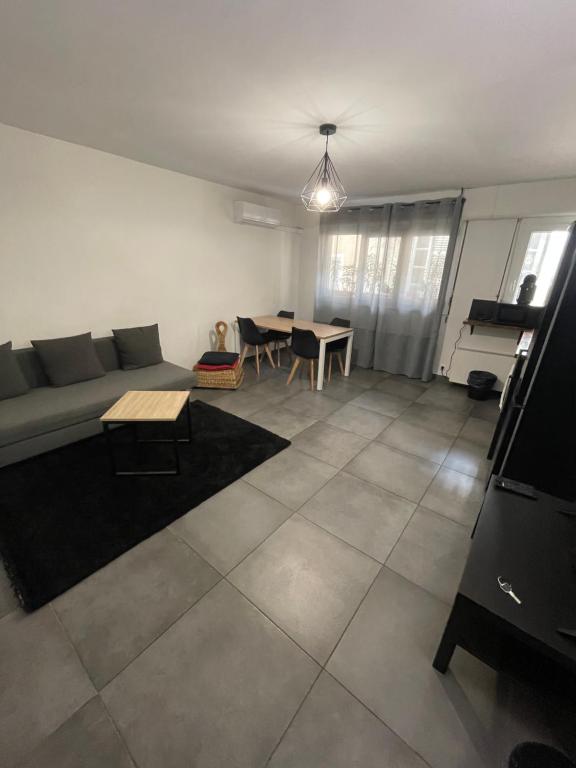 Appartement neuf et moderne face gare St Charles - 1