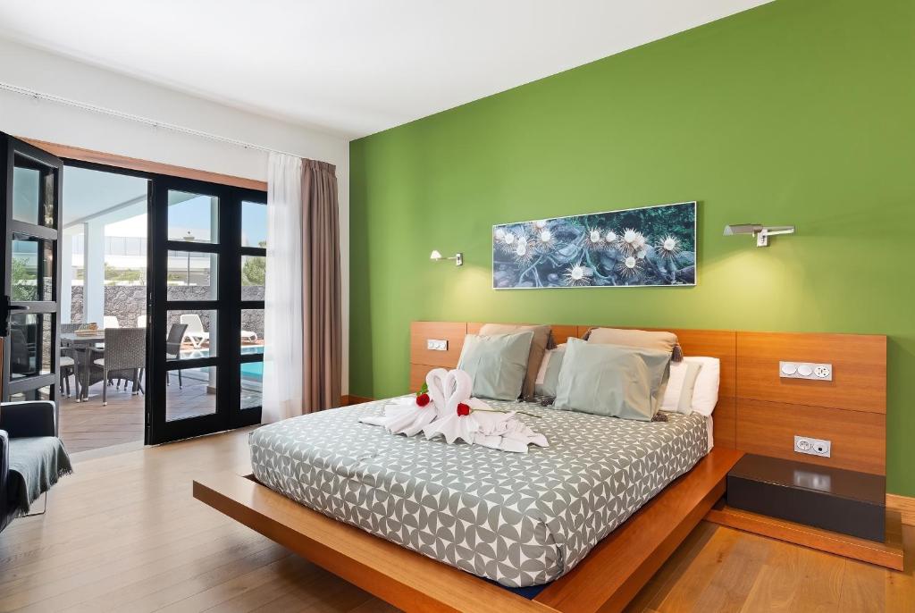 Charming Villa in Playa Blanca with Private Pool - 4
