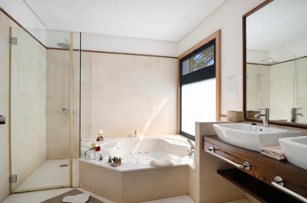 Charming Villa in Playa Blanca with Private Pool - 5