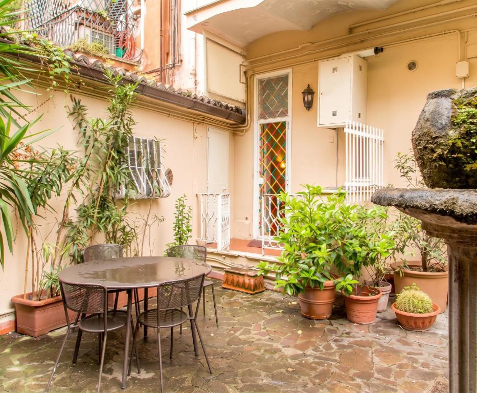 Charming Studio near the Colosseum in Rome, 45 m² with Balcony - 1