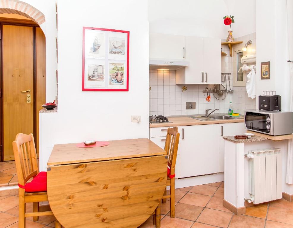 Charming Studio near the Colosseum in Rome, 45 m² with Balcony - 3