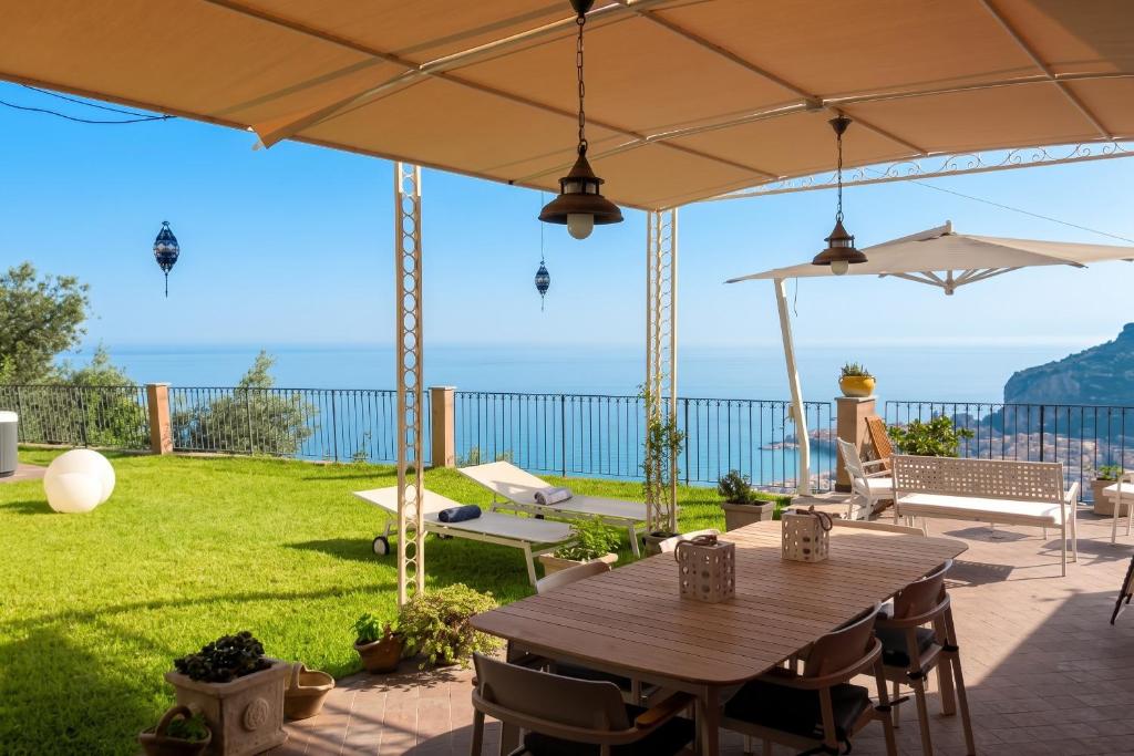 Seafront Villa in Cefalù with Private Jacuzzi - 1