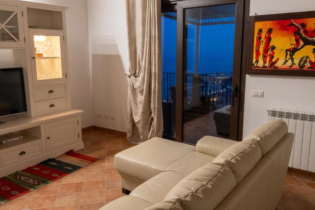 Seafront Villa in Cefalù with Private Jacuzzi - 4
