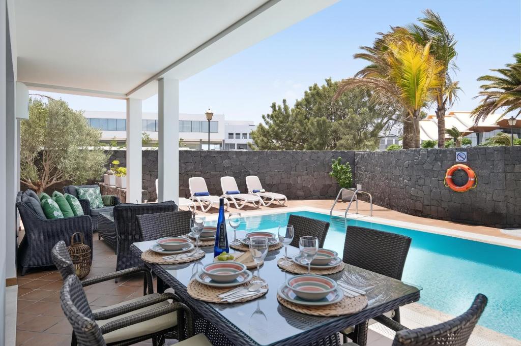 Elegant Villa near Playa Blanca, private pool, garden. - 3