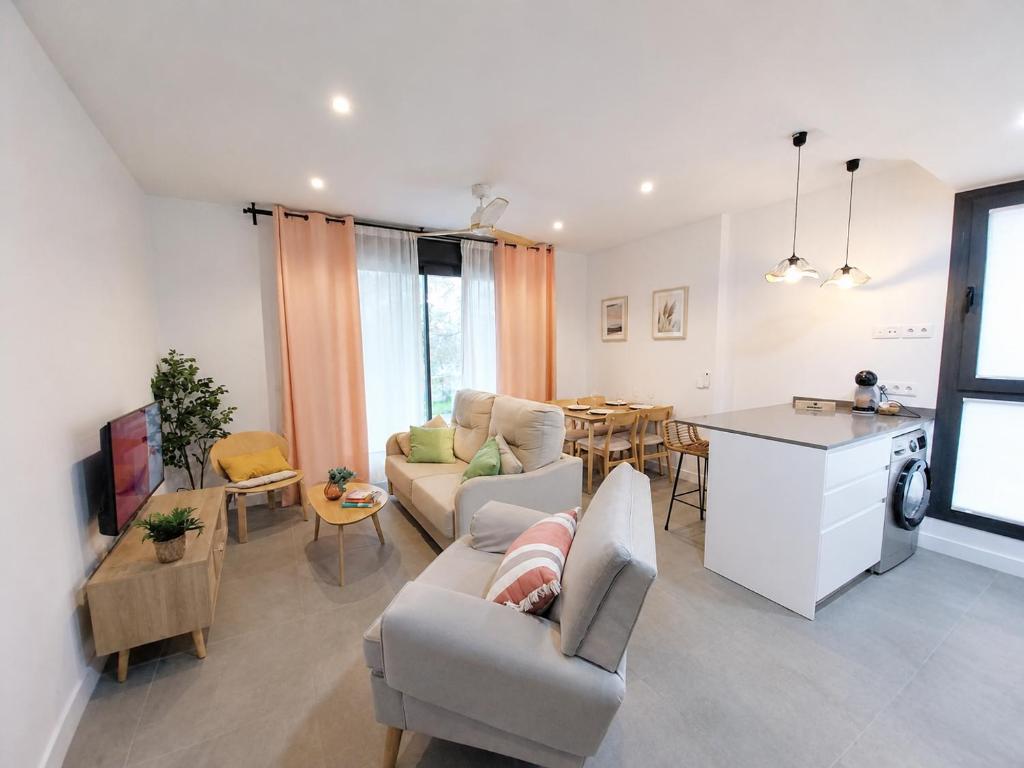 Golden Hour Costa del Sol -Steps from the Beach, Pool & Free Parking - 2