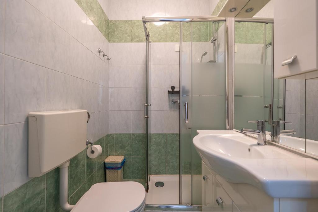 Rapallo Garden Retreat Private Parking & Relaxation - 4