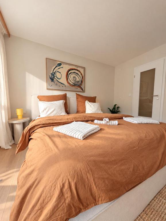 Cozy & central with mountain views! - 5