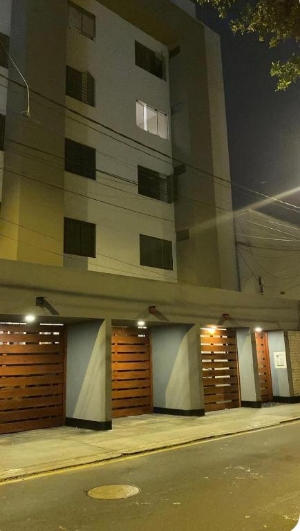 LINDO DEPA aDOS CUADRAS DE LARCOMAR EN MIRAFLORES CON ESTACIONAMIENTO - 2