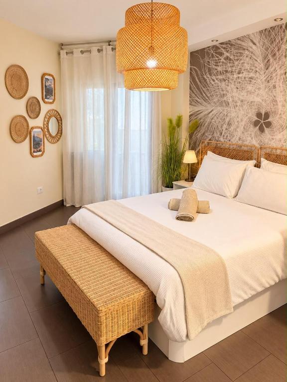 Vacation studio with balcony, pool and sea views - 4