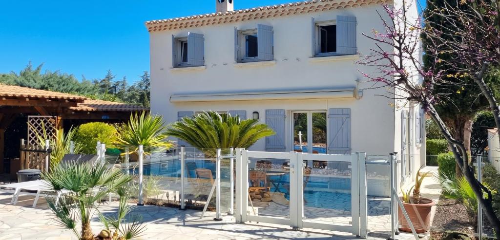 Villa spacieuse à Agde avec piscine et jardin. - 2