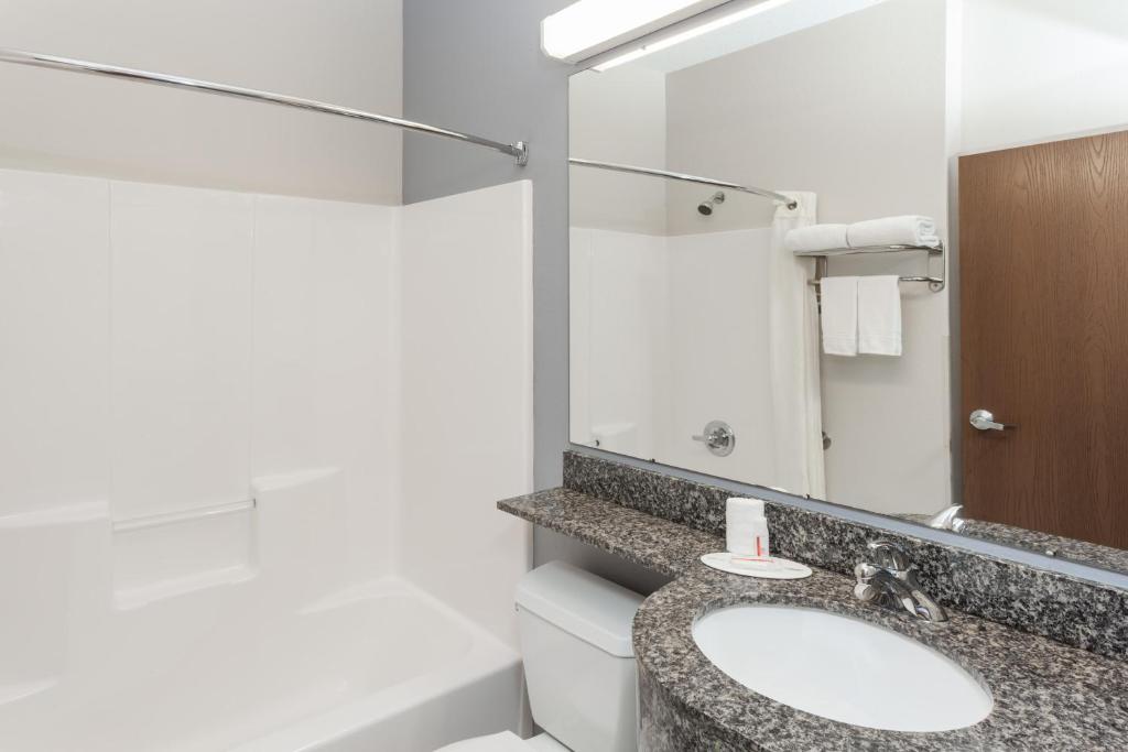 Microtel Inn & Suites By Wyndham Elkhart Photo 21