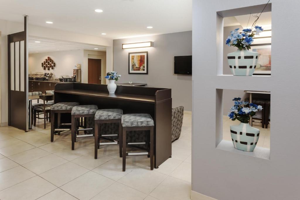 Microtel Inn & Suites By Wyndham Elkhart Photo 36