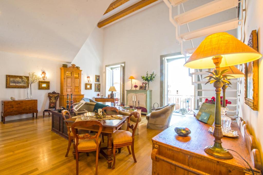 Charming Apartment in the City Center by Wonderful Italy - 2