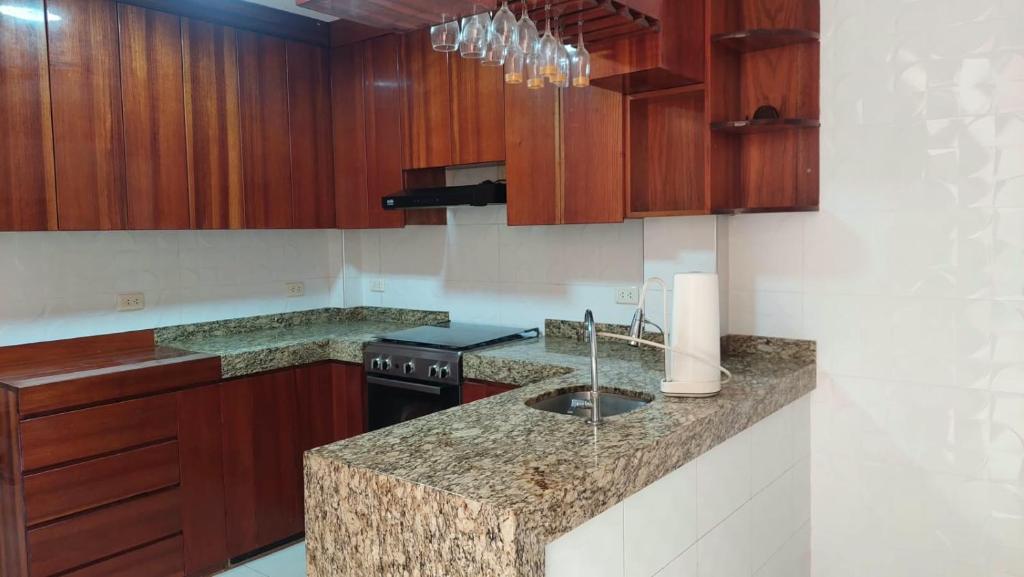 Casa de 2 pisos con cochera y vista al parque - 4