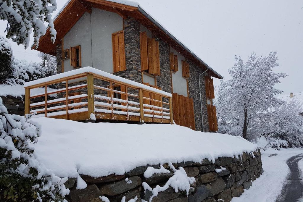 Bright chalet with valley views - 4