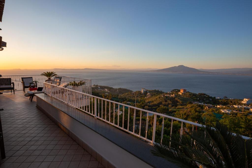 Spacious Sorrento Villa with Pool, Jacuzzi & Panoramic Sea View - 2