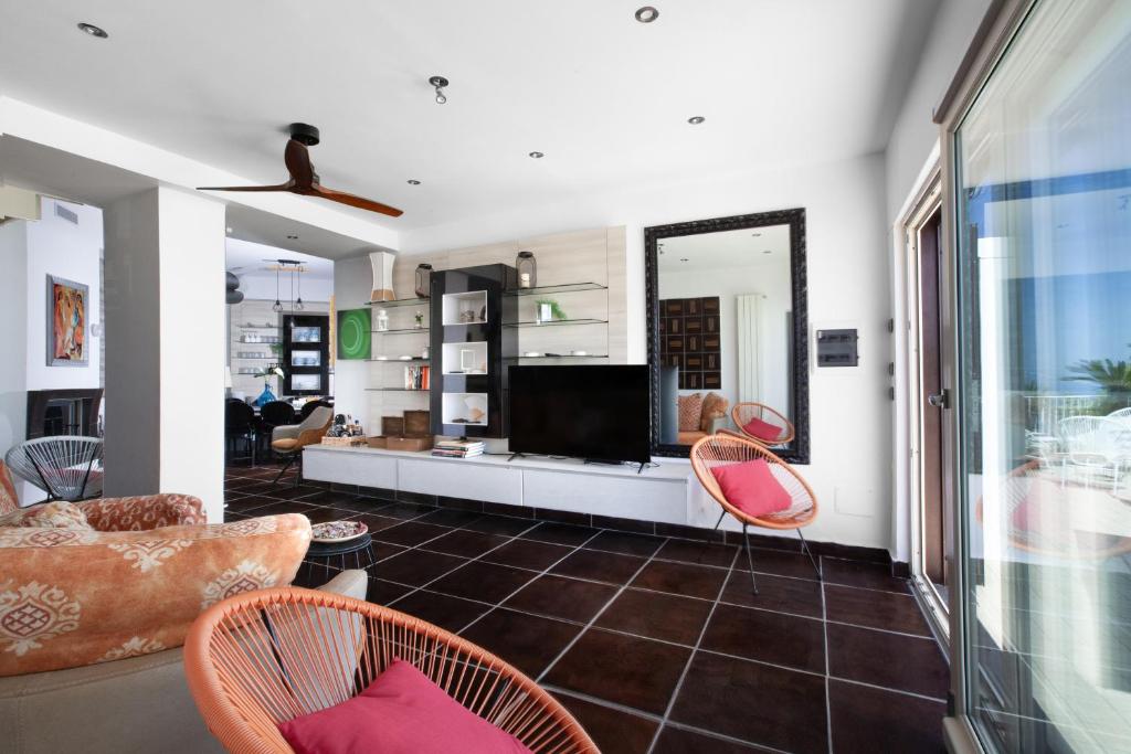 Spacious Sorrento Villa with Pool, Jacuzzi & Panoramic Sea View - 3
