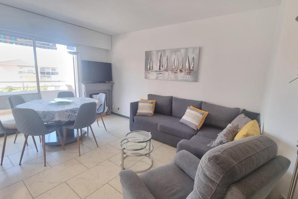 Bright apartment near beach and train station - 2