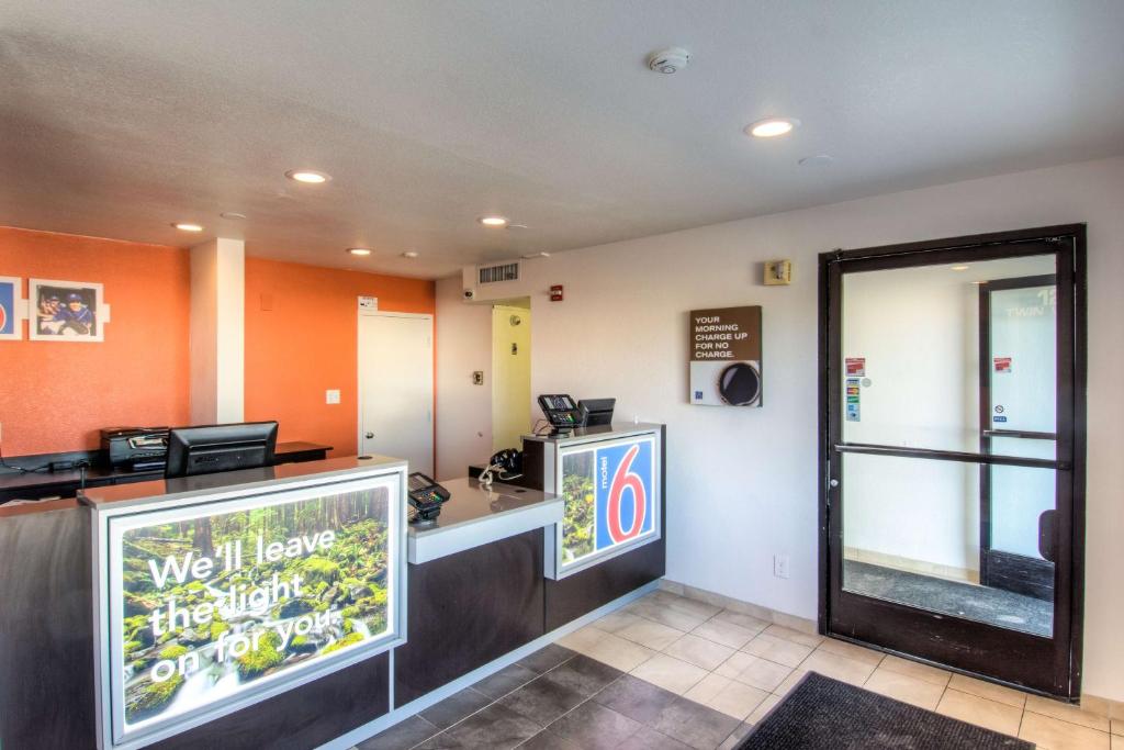 Motel 6-Redding, CA - North photo