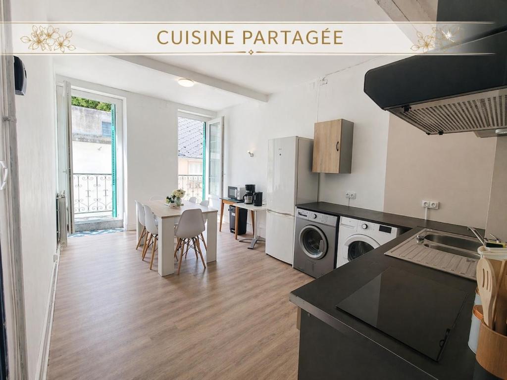 4 bed room - Downtown & Interior Window - 1