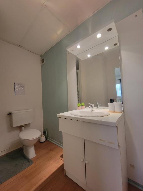 4 bed room - Downtown & Interior Window - 5