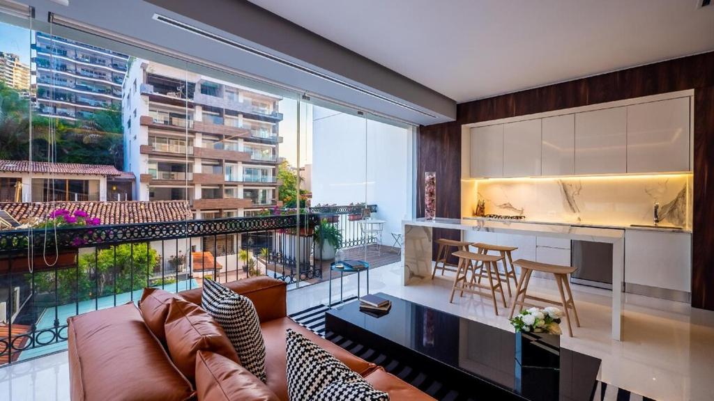 PIER 57- 309 Beautiful 2 BR Condo in Romantic Zone - 4