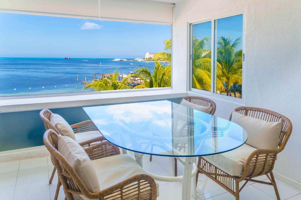 2 Bedroom Ocean Front Condo in the Hotel Zone - 4