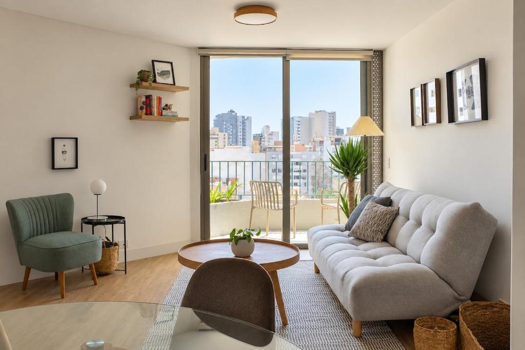 Bright 2BR Balcony Apartment near Miraflores Malecón - 1