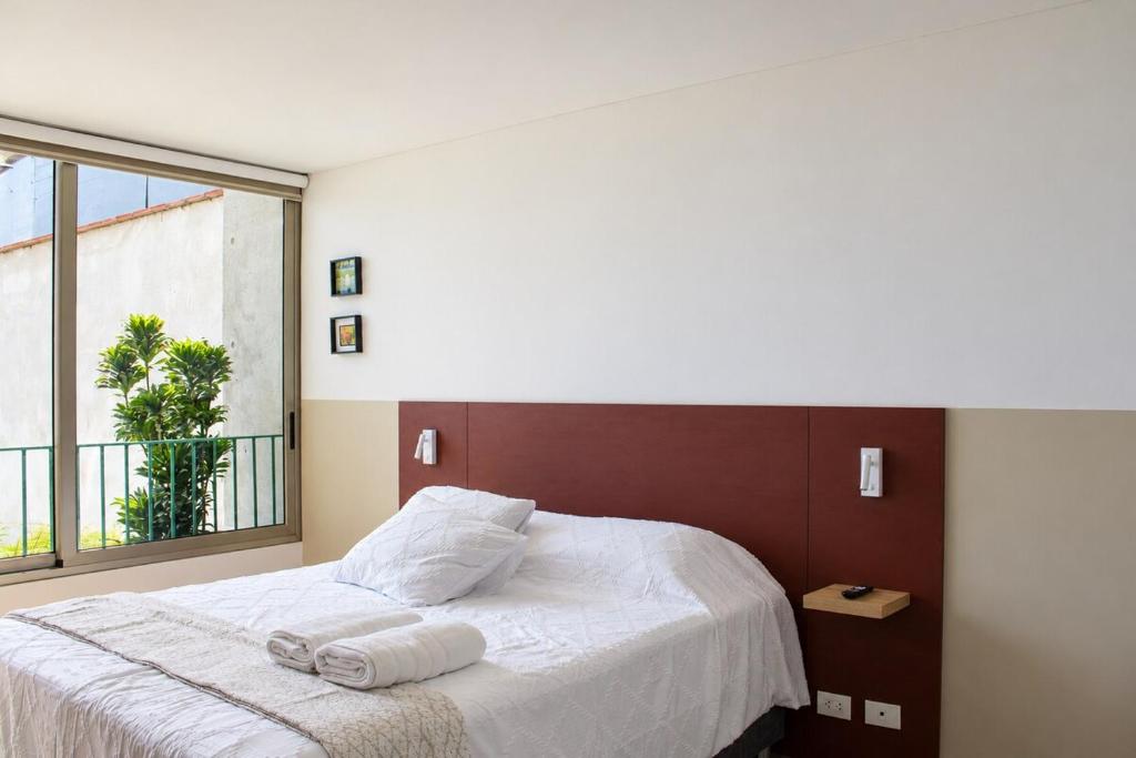 Bright 2BR Balcony Apartment near Miraflores Malecón - 3
