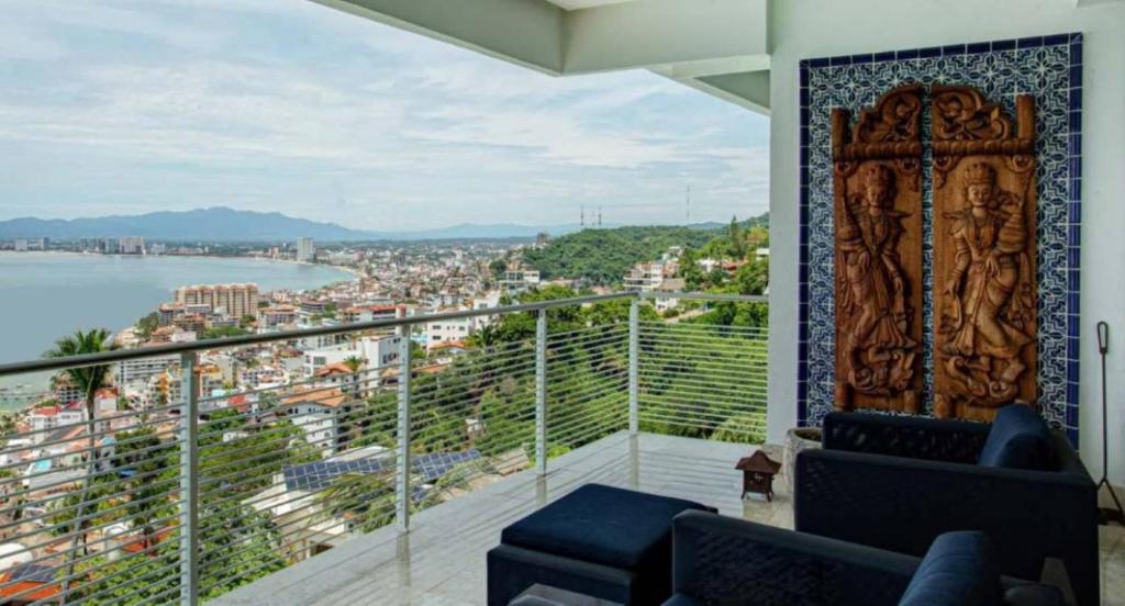 Two Bedroom Apartment with Ocean and City View by Eudy - 4