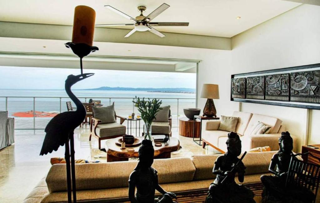 Two Bedroom Apartment with Ocean and City View by Eudy - 3