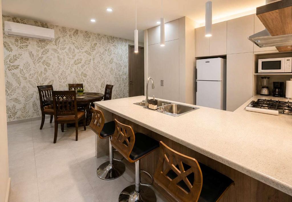 Parkfront Luxury Apt w Terrace BBQ & Gym - 3