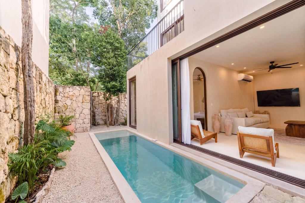 Shanti Villa - 4BR Tropical Retreat with Rooftop Pool - 4